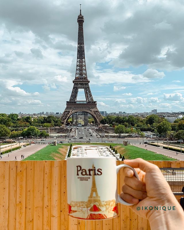 Boire Un Starbucks Dehors A Paris