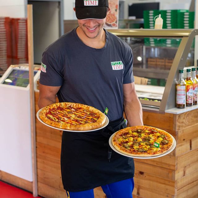 Deux Pizzas Celebres Chez Pizza Time