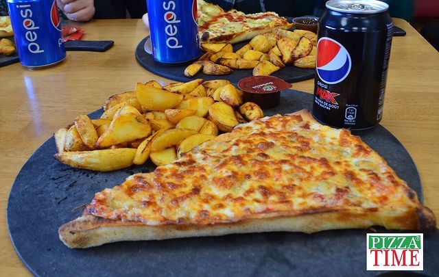 Pizza Au Fromage Et Frites Avec Une Boisson