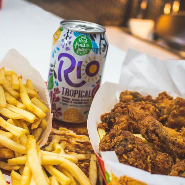 Poulet Chicken Spot Et Frites Et Boissons